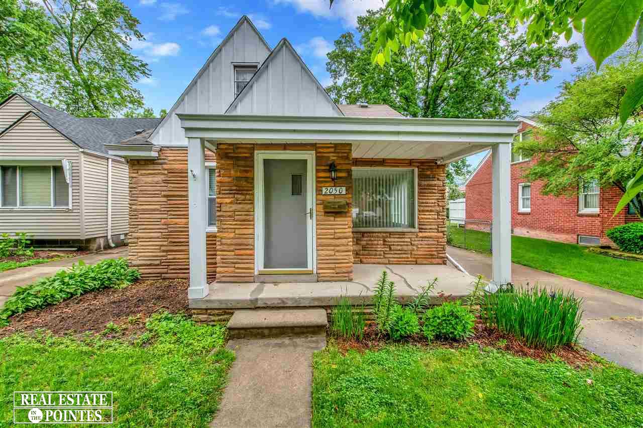 2050 Roslyn Road Grosse Pointe Woods, MI 48236 - Photo 3 of 30