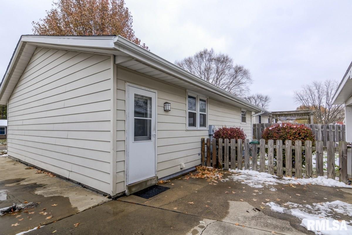 2802 East Black Avenue Springfield, IL 62702 - Photo 33 of 36