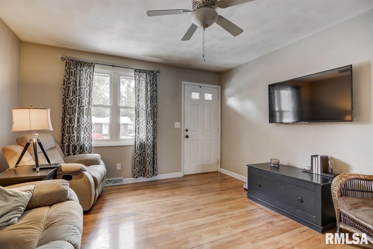 2802 East Black Avenue Springfield, IL 62702 - Photo 5 of 36