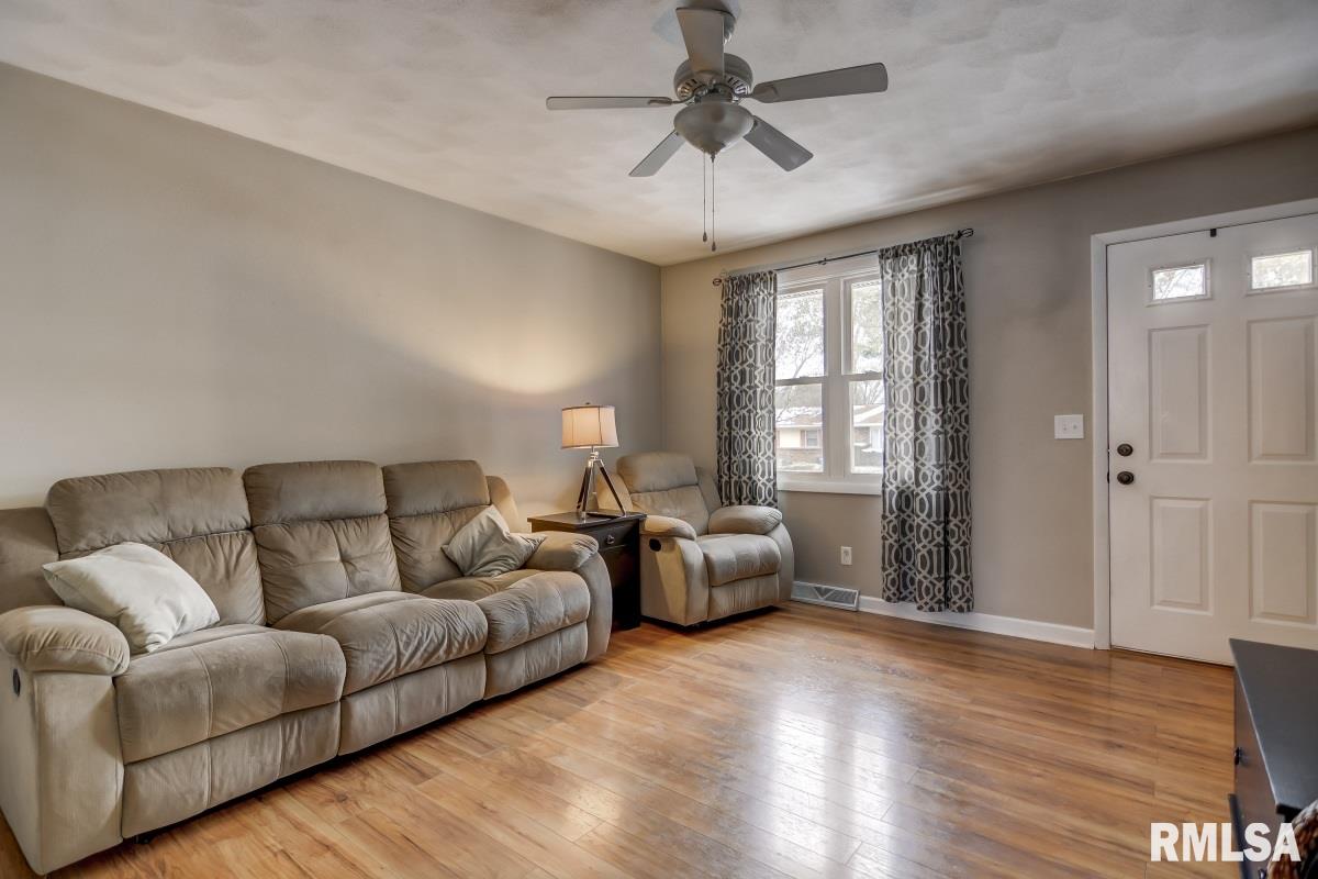 2802 East Black Avenue Springfield, IL 62702 - Photo 6 of 36