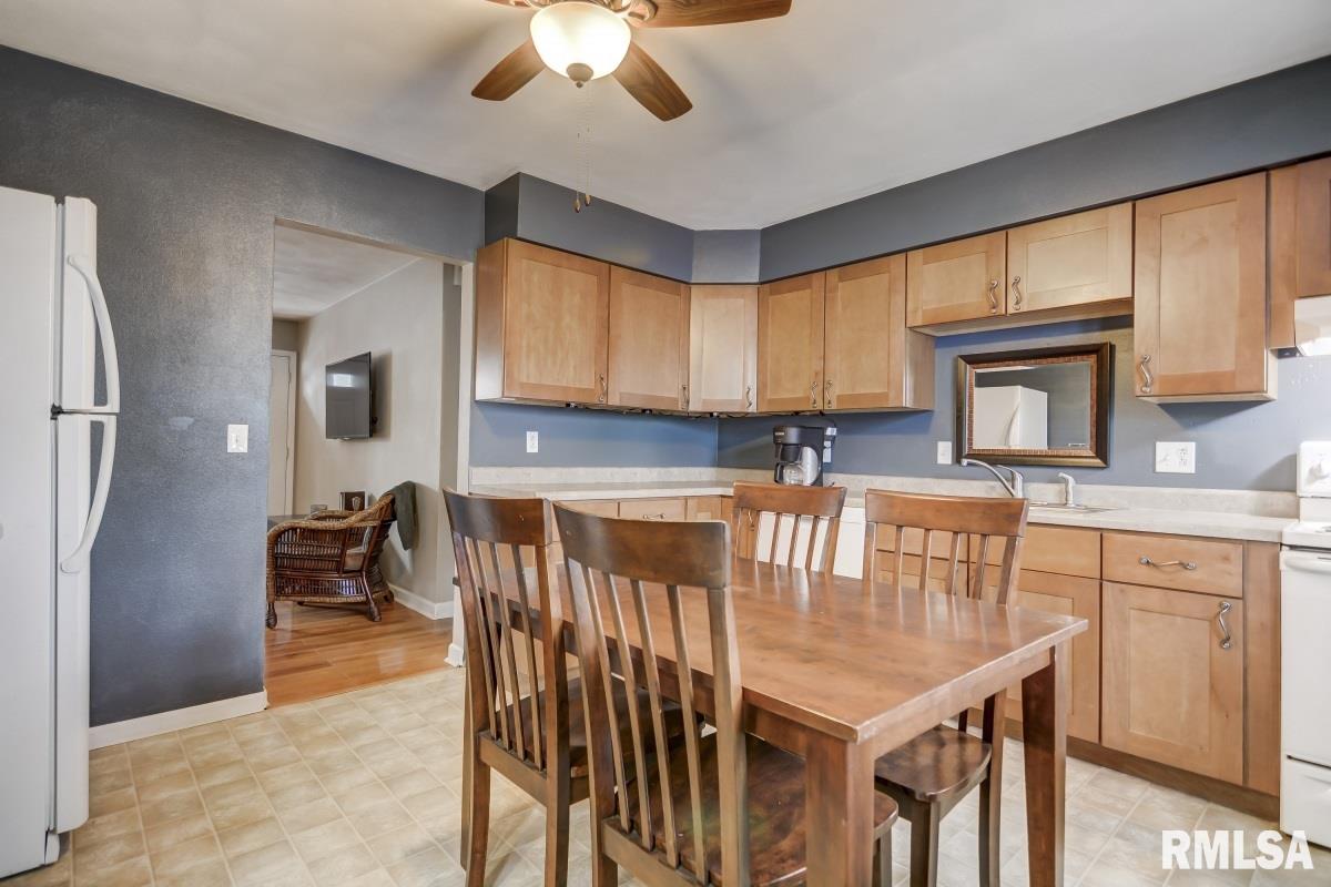2802 East Black Avenue Springfield, IL 62702 - Photo 9 of 36
