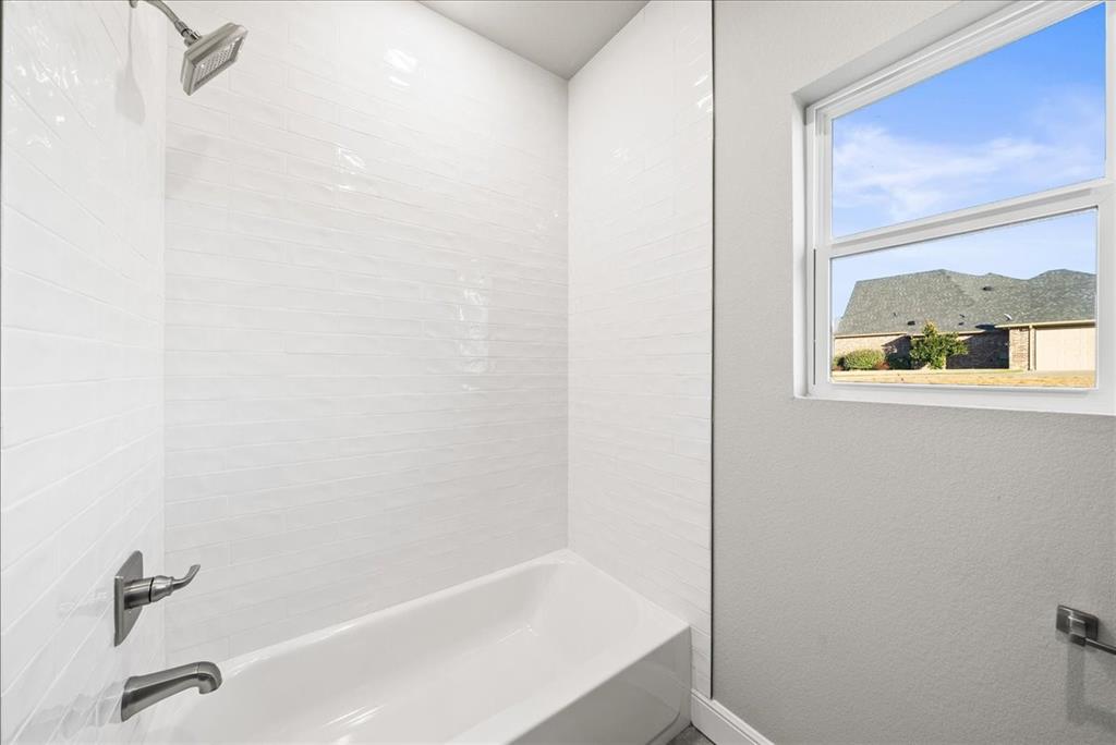 6421 Starlight Ranch Road Godley, TX 76044 - Photo 34 of 39 a bathroom with a bathtub