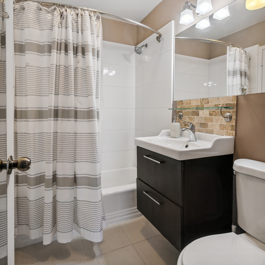 6301 North Sheridan Road, Unit 8E Chicago, IL 60660 - Photo 12 of 19 a bathroom with a sink toilet and shower