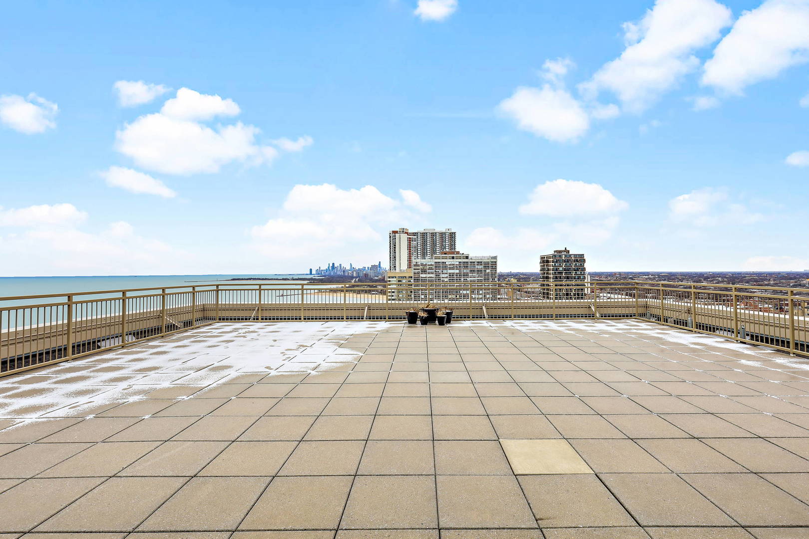 6301 North Sheridan Road, Unit 8E Chicago, IL 60660 - Photo 17 of 19 a view of city and ocean