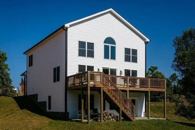 a view of house with a yard