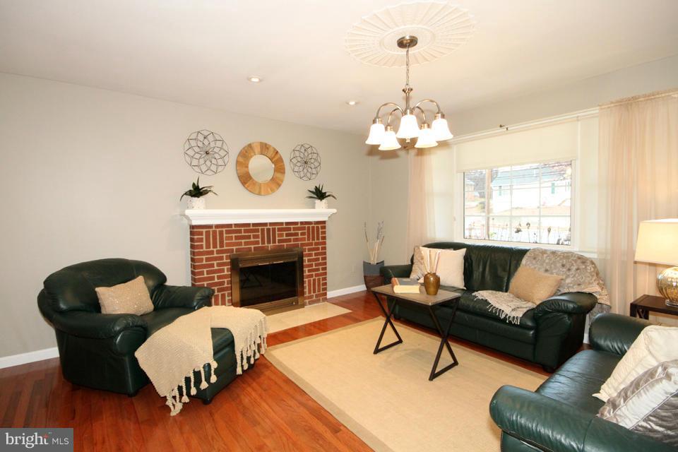 6705 Braddock Road Springfield, VA 22151 - Photo 2 of 30 Living Room