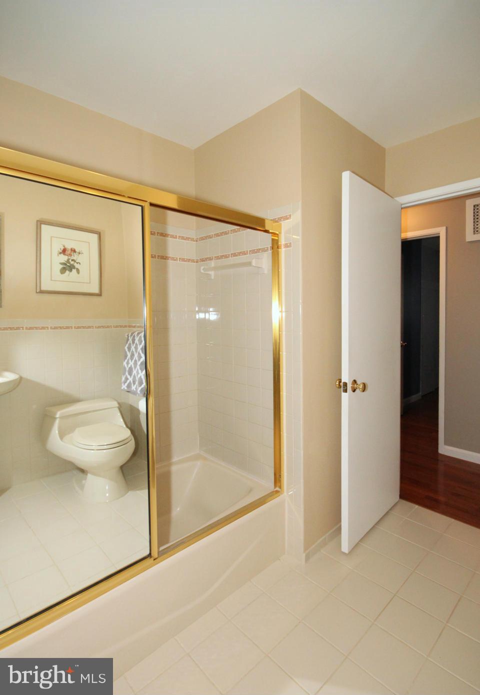6705 Braddock Road Springfield, VA 22151 - Photo 16 of 30 Bath