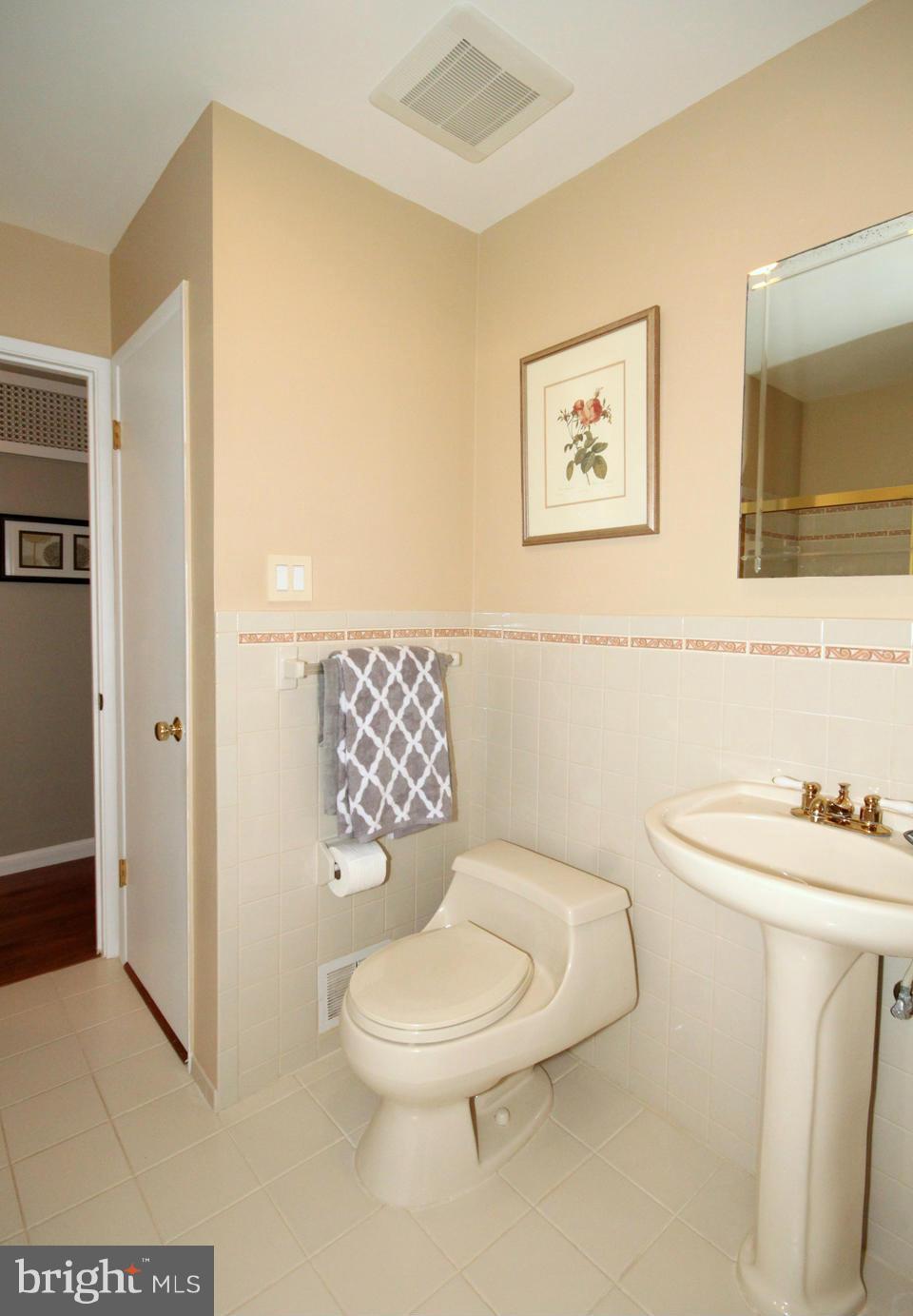 6705 Braddock Road Springfield, VA 22151 - Photo 17 of 30 Bath
