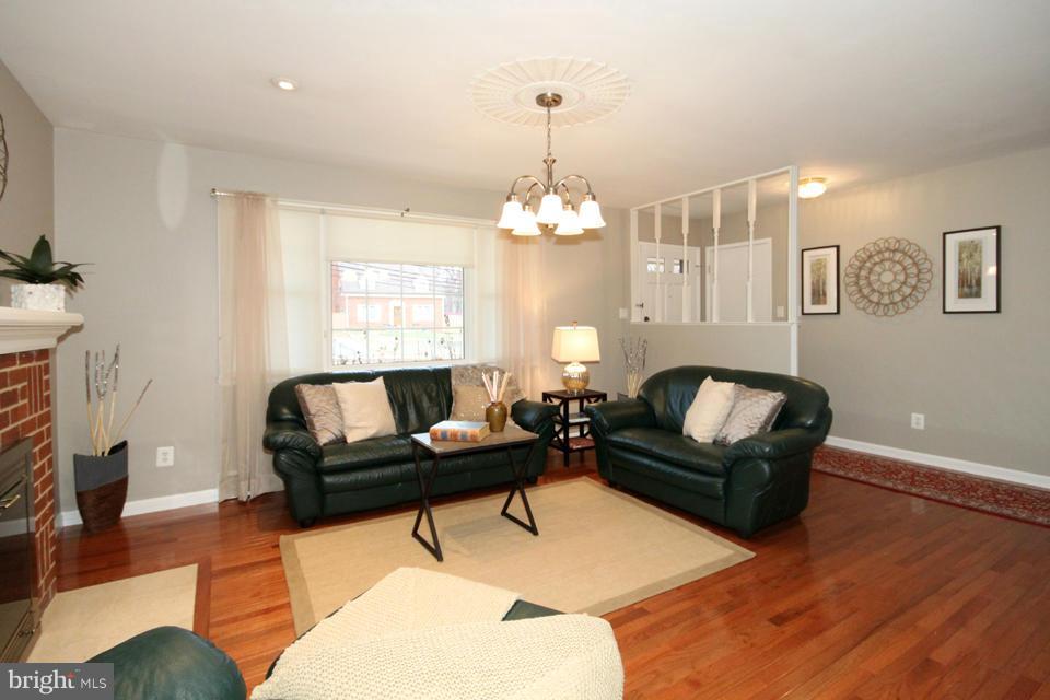 6705 Braddock Road Springfield, VA 22151 - Photo 3 of 30 Living Room