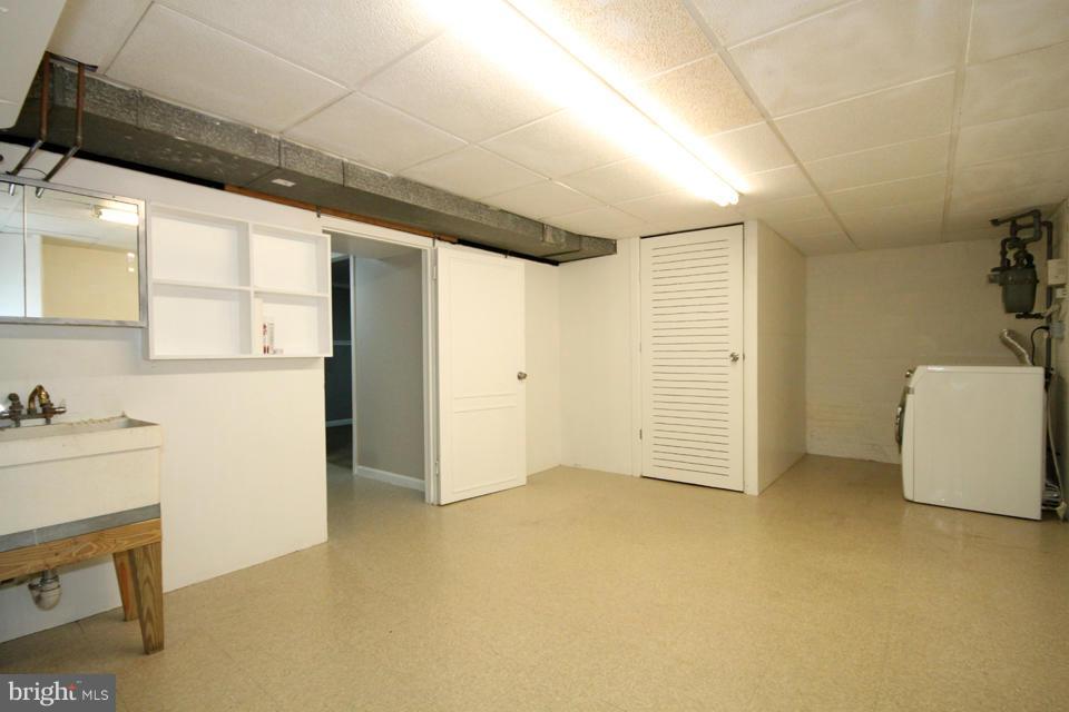 6705 Braddock Road Springfield, VA 22151 - Photo 24 of 30 Laundry