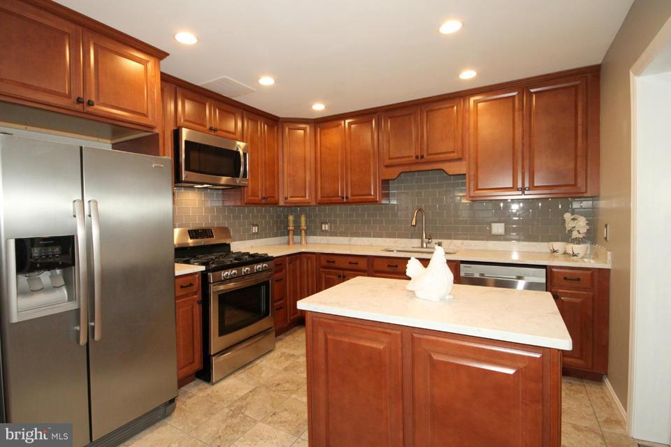 6705 Braddock Road Springfield, VA 22151 - Photo 6 of 30 Kitchen
