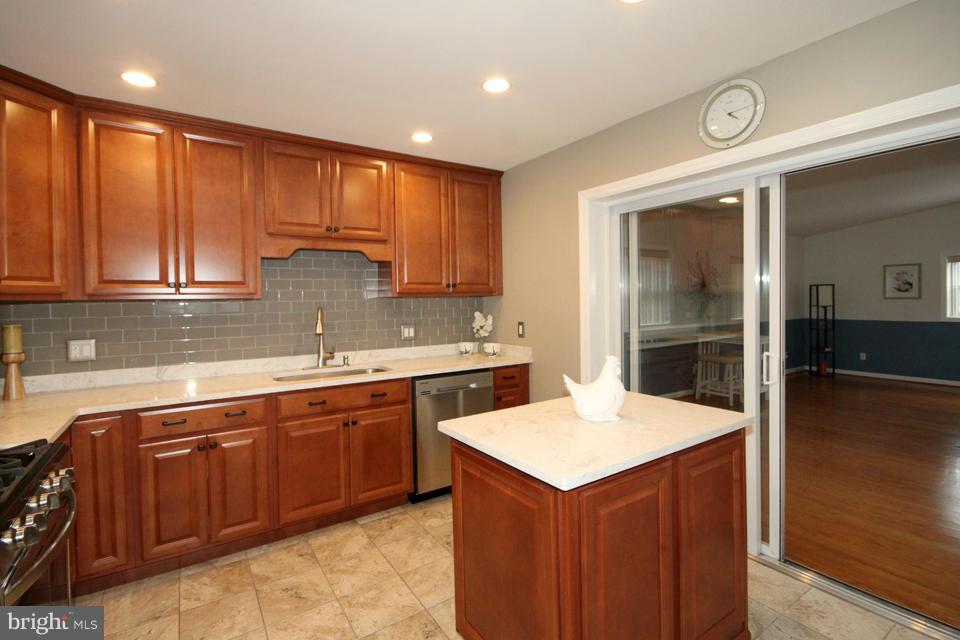 6705 Braddock Road Springfield, VA 22151 - Photo 7 of 30 Kitchen