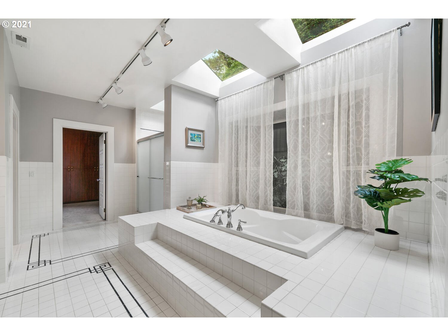 10643 South Riverside Drive Portland, OR 97219 - Photo 21 of 32 Gallery Image 21