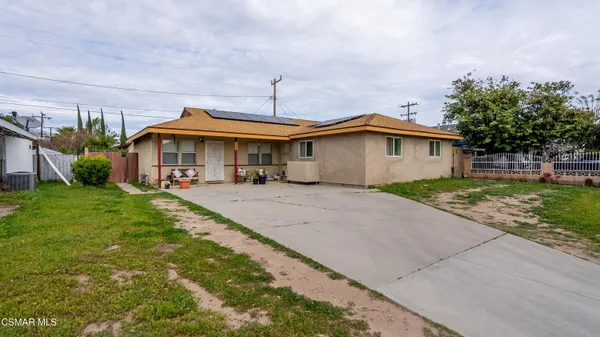 a view of a house with a yard and plants