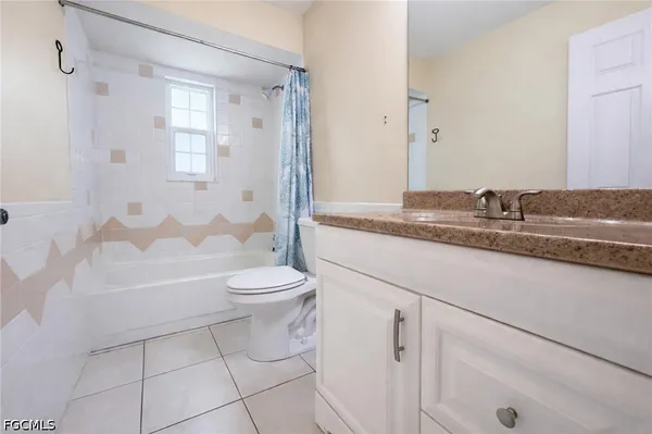 $2,595 | 2302 Southwest 53rd Terrace, Cape Coral, FL 33914