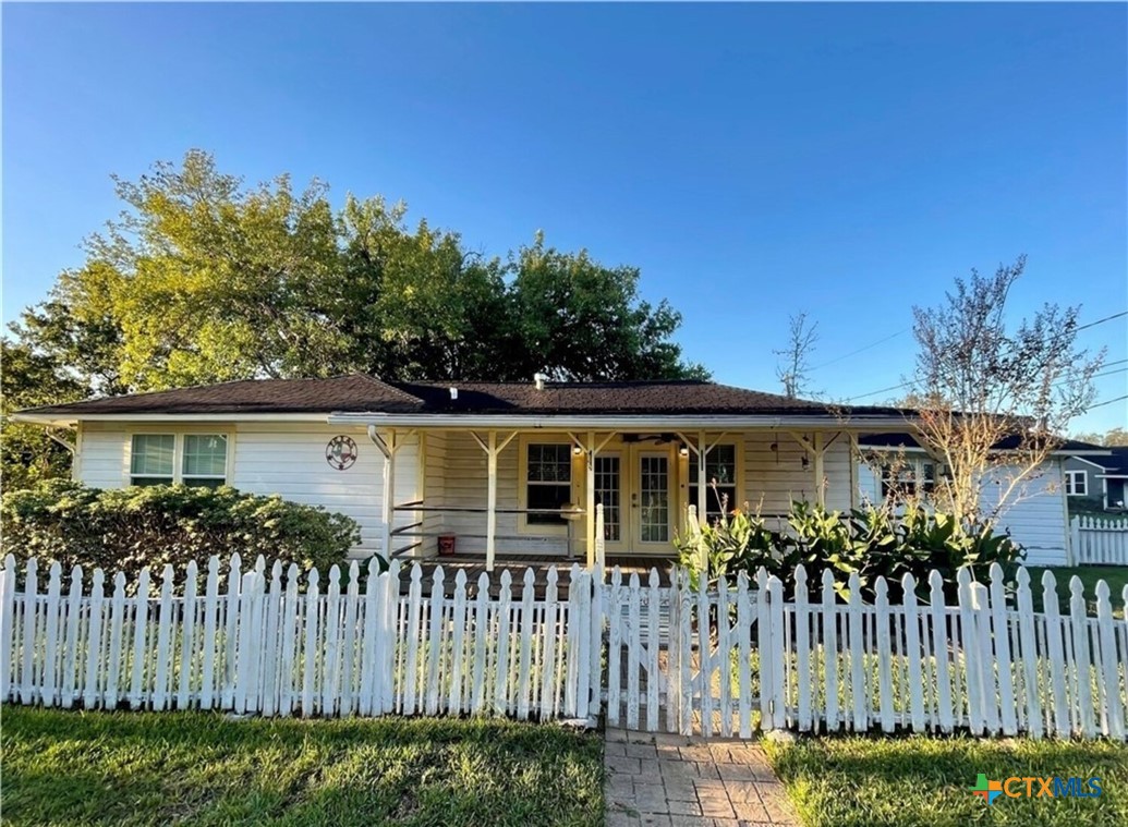 2001 East Forrest Street Victoria, TX 77901 - Photo 1 of 16 front view of a house