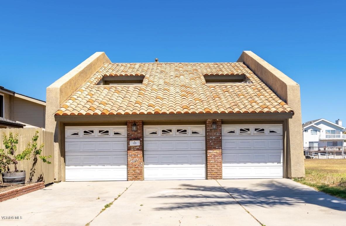 2034 Ravoli Drive Oxnard, CA 93035 - Photo 3 of 26 2034 front of the house