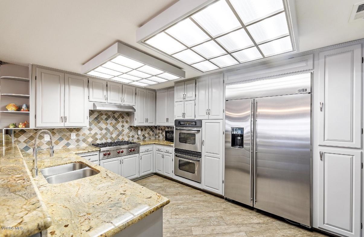 2034 Ravoli Drive Oxnard, CA 93035 - Photo 7 of 26 2034 kitchen