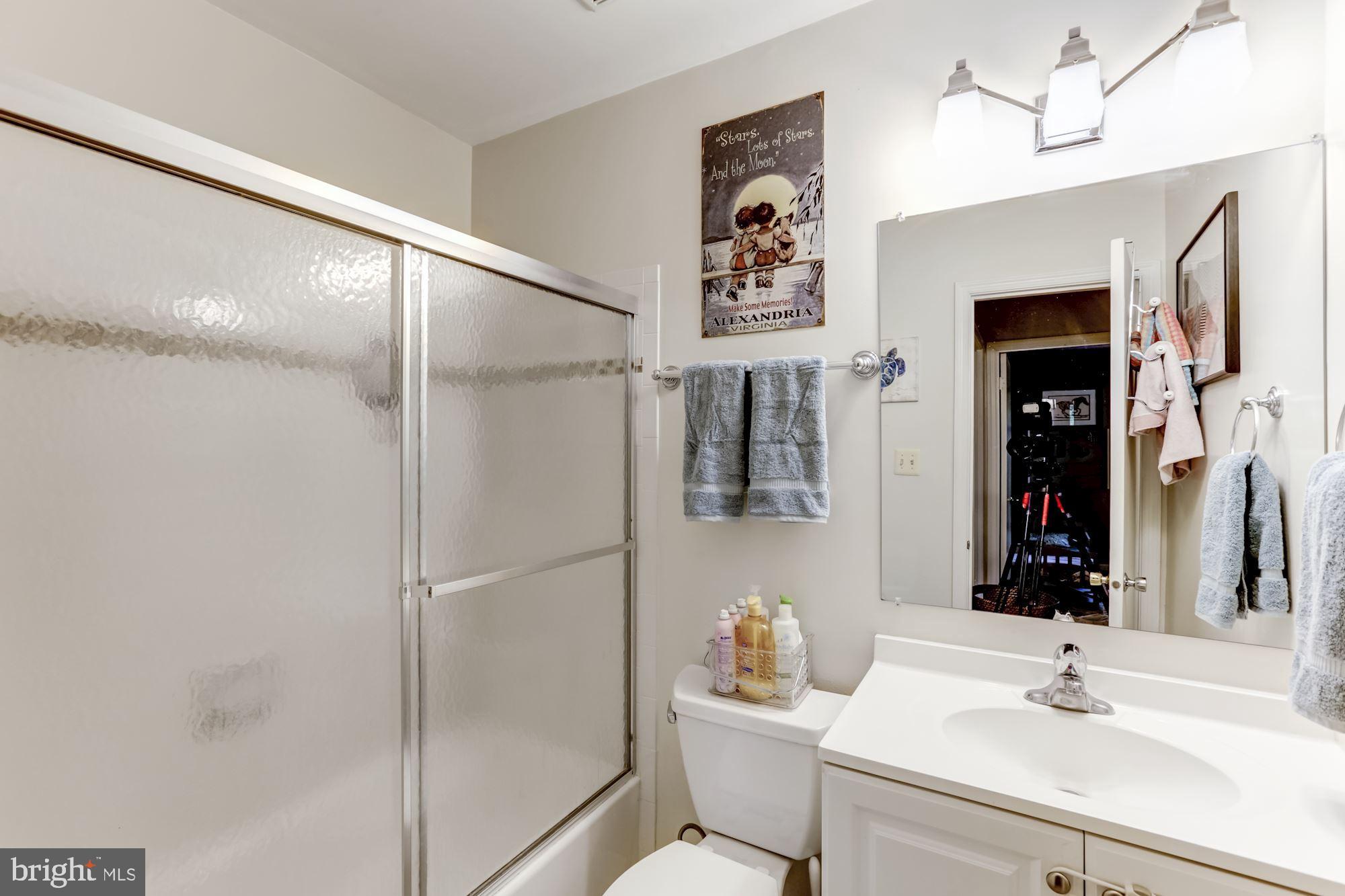 1512 Chatham Colony Court Reston, VA 20190 - Photo 24 of 31 Full hall bath with 12x12 tile floor