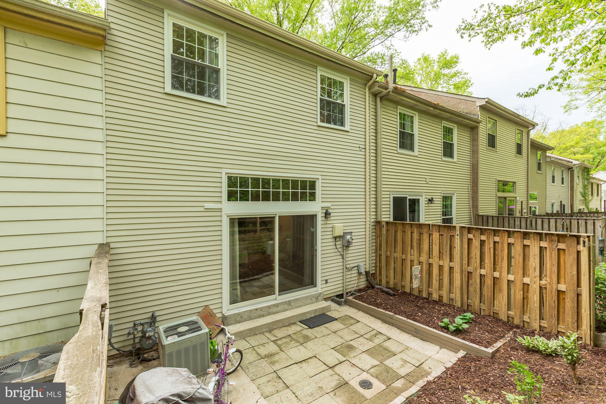 1512 Chatham Colony Court Reston, VA 20190 - Photo 28 of 31 Easy care yard