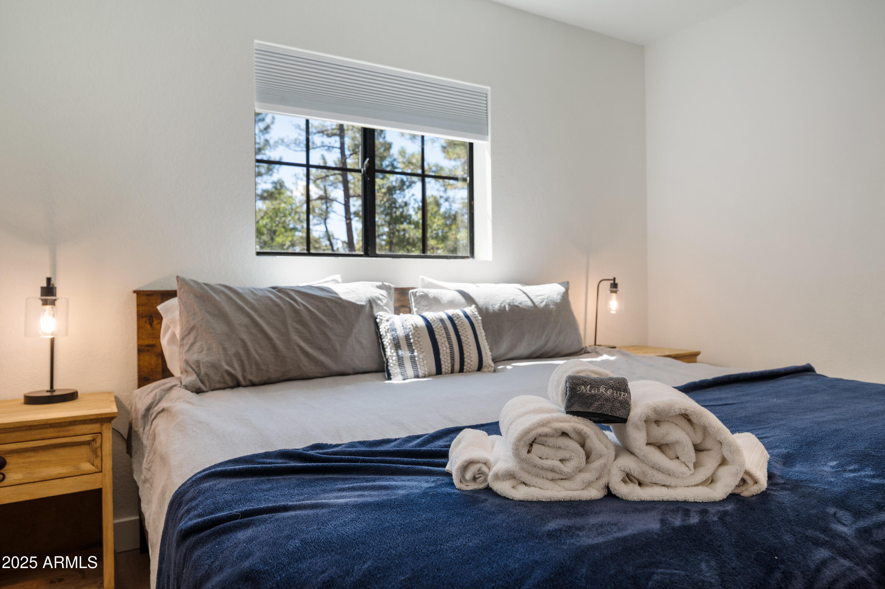 820 West Apache Lane Lakeside, AZ 85929 - Photo 27 of 40 a living room with furniture and a window