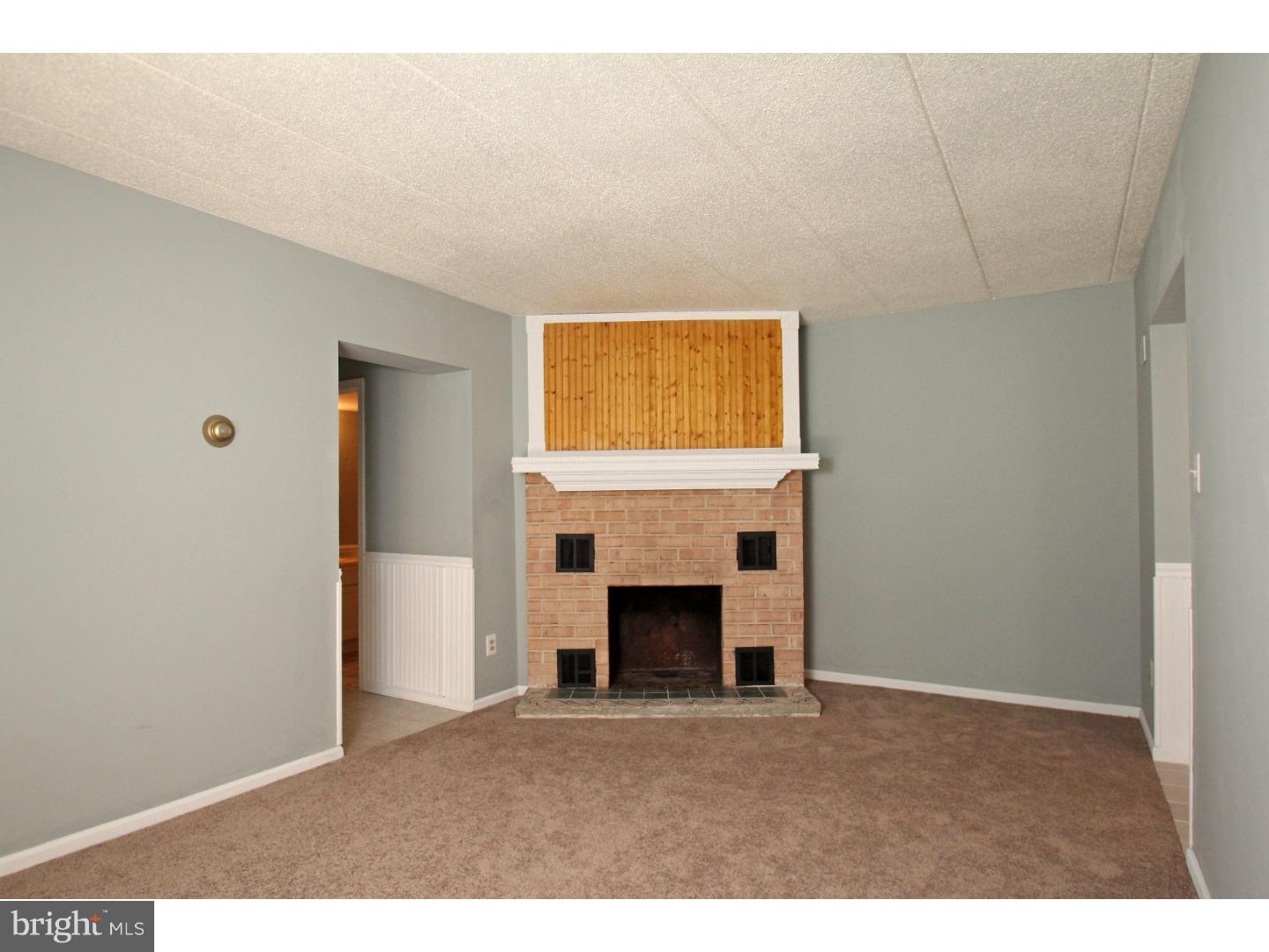 612 Washington Place, Unit 12 Wayne, PA 19087 - Photo 5 of 15 Living Room