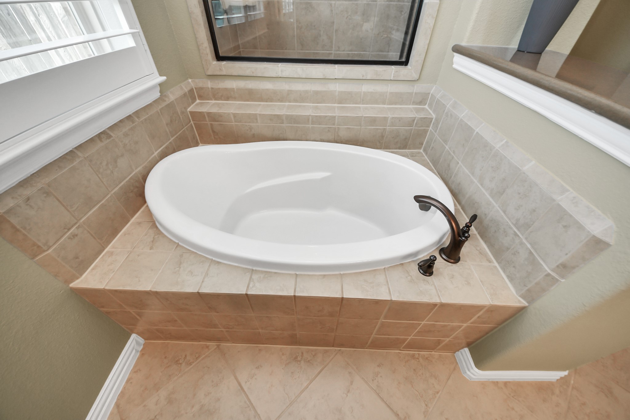 3115 Currant Drive Manvel, TX 77578 - Photo 28 of 48 Soaking tub in primary bath