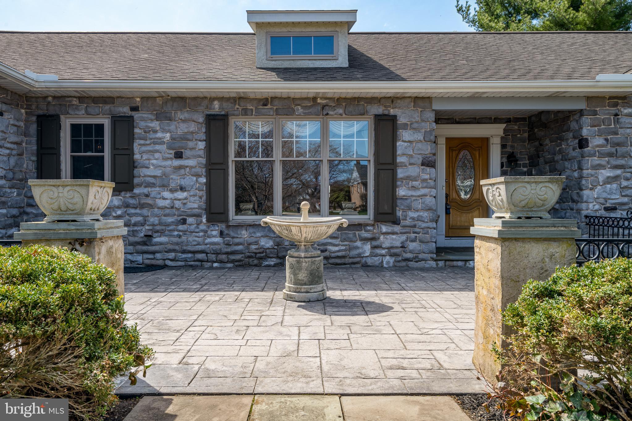 110 Brusen Drive Lititz, PA 17543 - Photo 5 of 73 Front courtyard