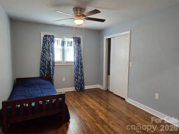a view of a livingroom with a workspace