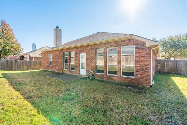 a view of a house with backyard and garden