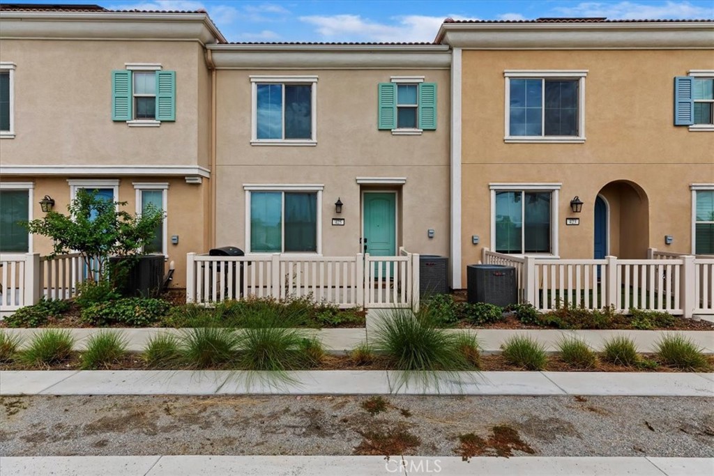 425 North Beechwood Avenue Rialto, CA 92376 - Photo 2 of 25