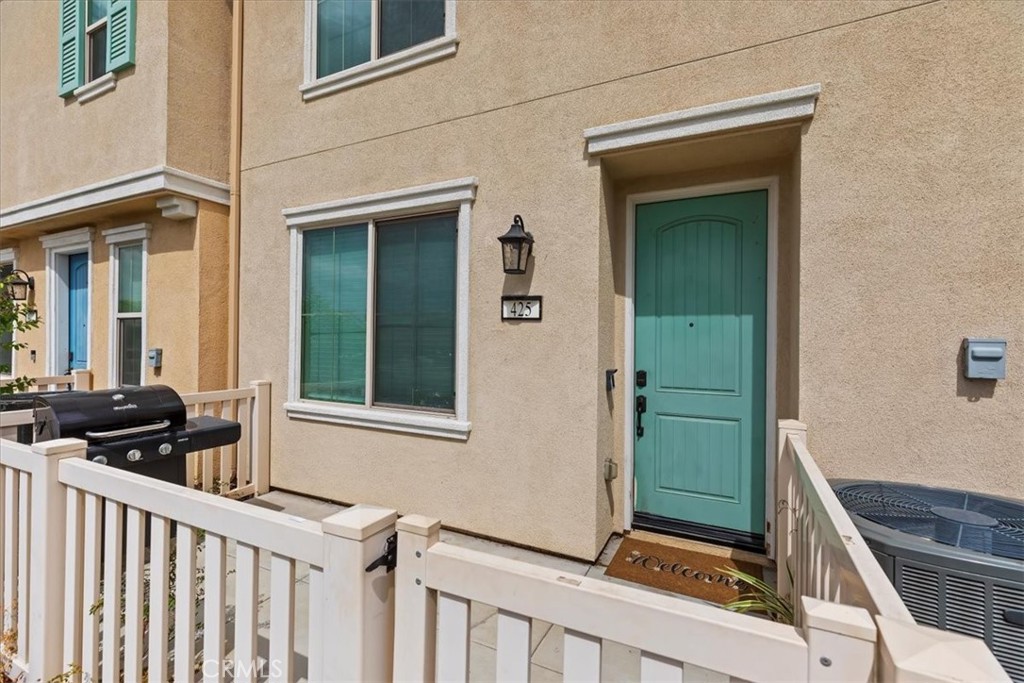 425 North Beechwood Avenue Rialto, CA 92376 - Photo 4 of 25