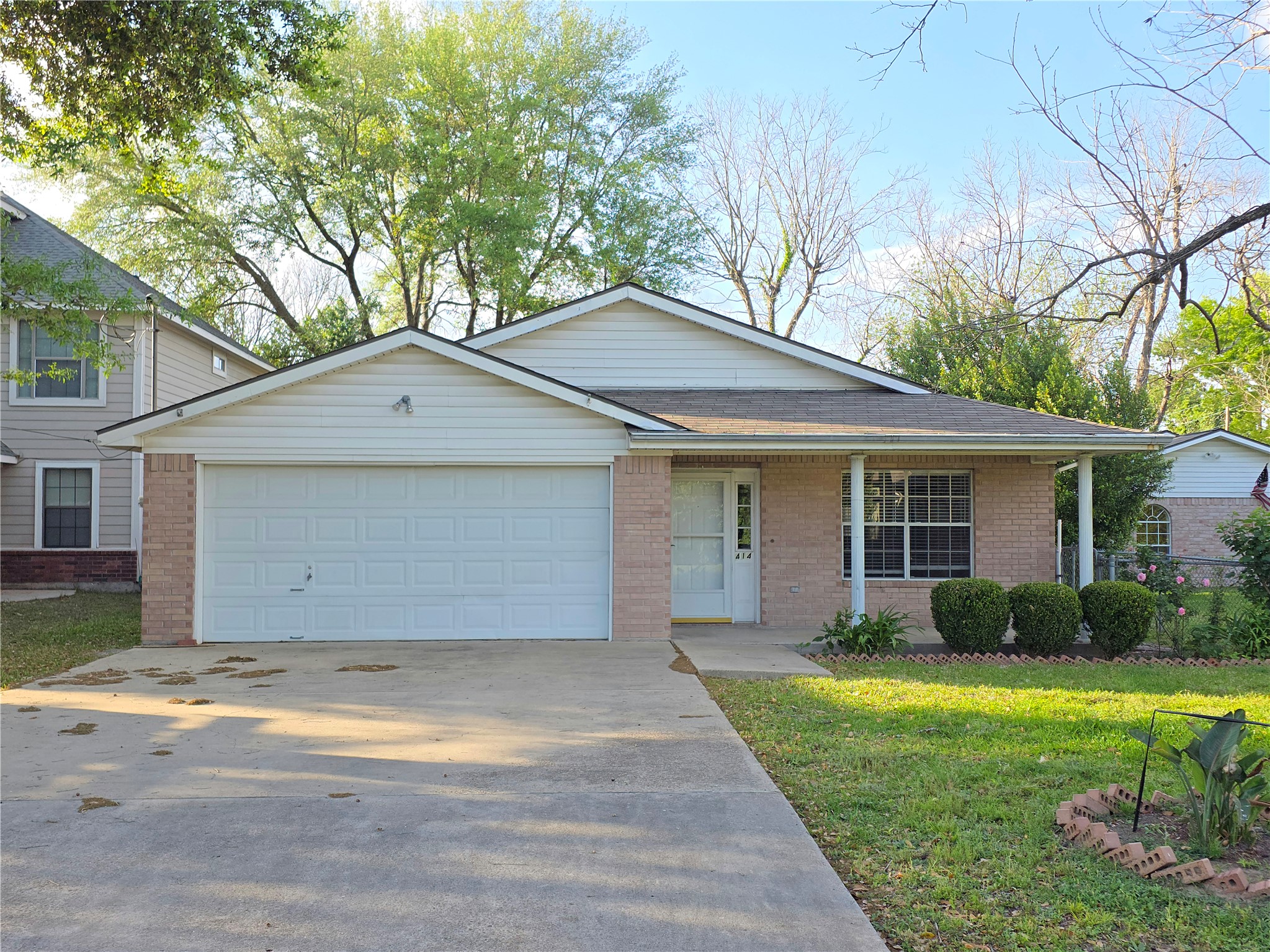 414 Texas Street Tomball, TX 77375 - Photo 7 of 8 Front of the House
