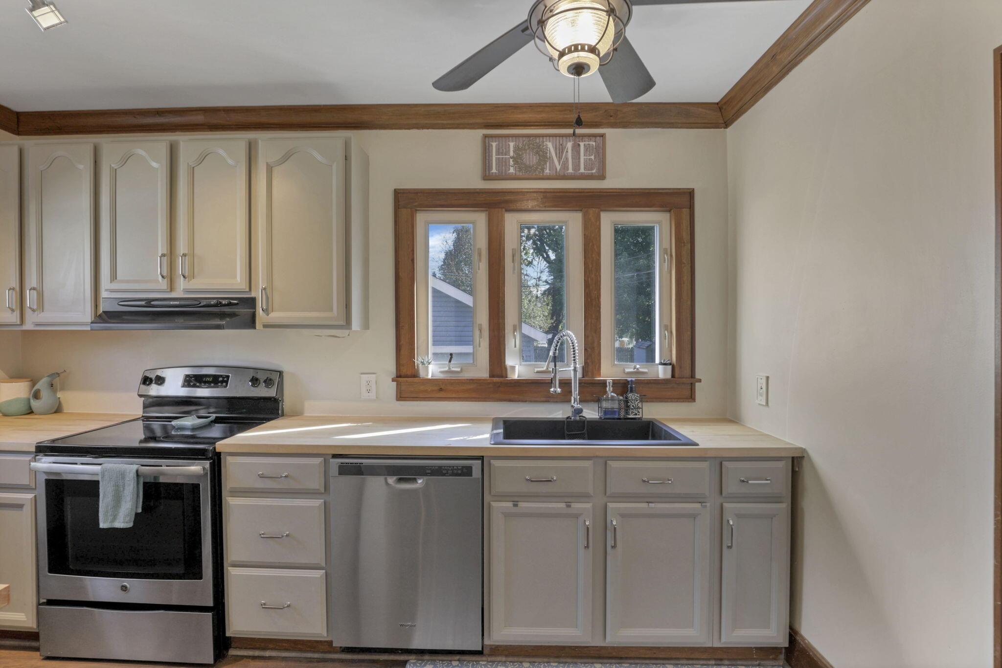 128 James Road Columbus, OH 43230 - Photo 23 of 59 Kitchen