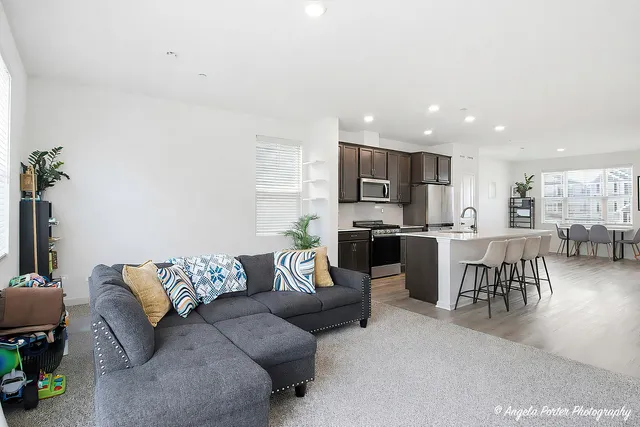 $3,350 | 2117 Yellowstone Boulevard, Mundelein, IL 60060