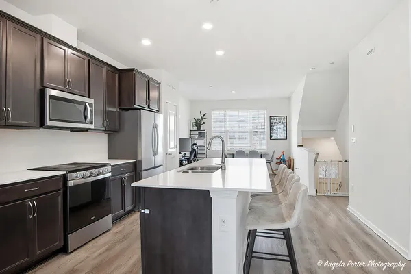 $3,250 | 2117 Yellowstone Boulevard, Mundelein, IL 60060