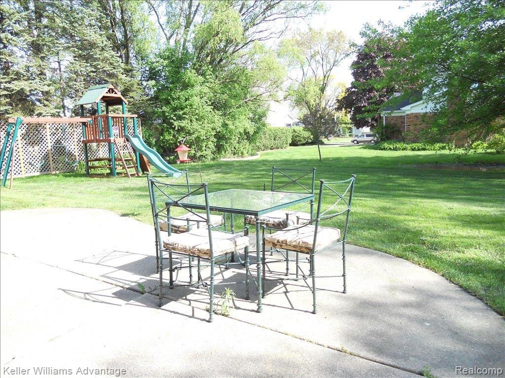 25835 Branchaster Road Farmington, MI 48336 - Photo 3 of 19 Backyard