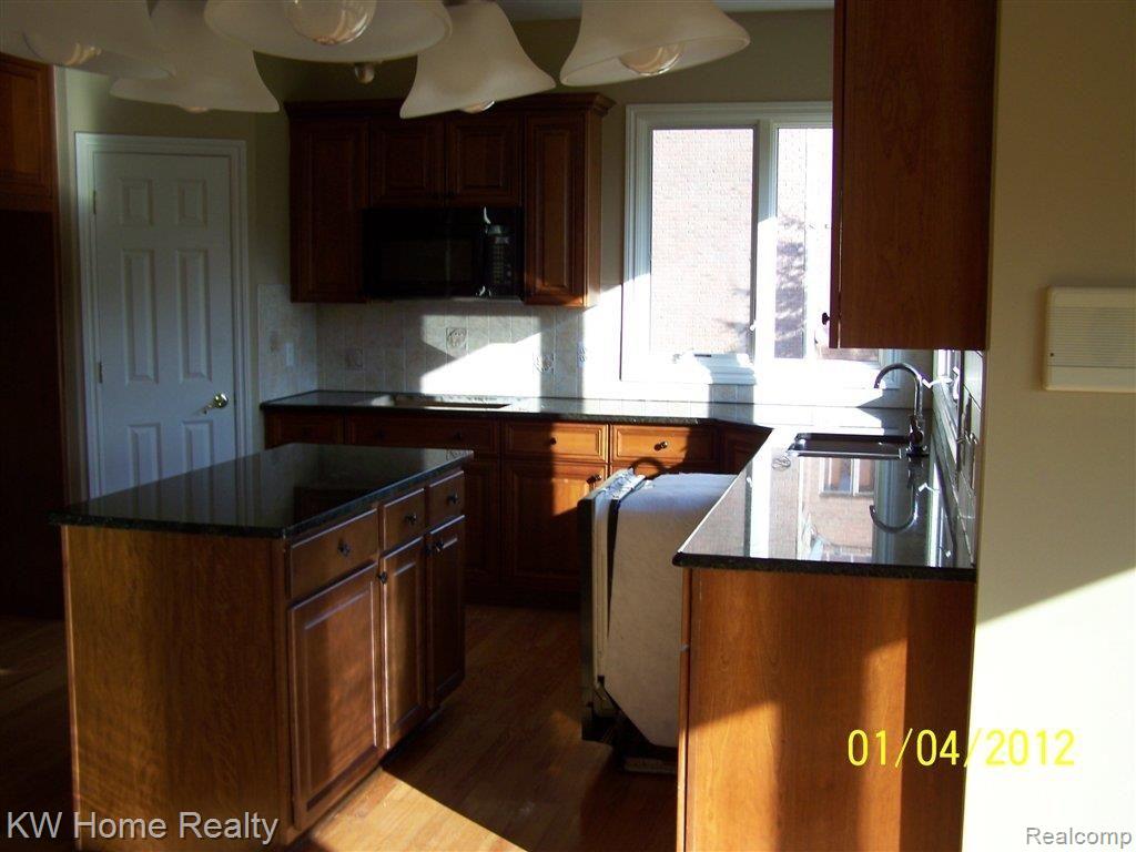 1059 Autumnview Drive Rochester, MI 48307 - Photo 3 of 11 KITCHEN