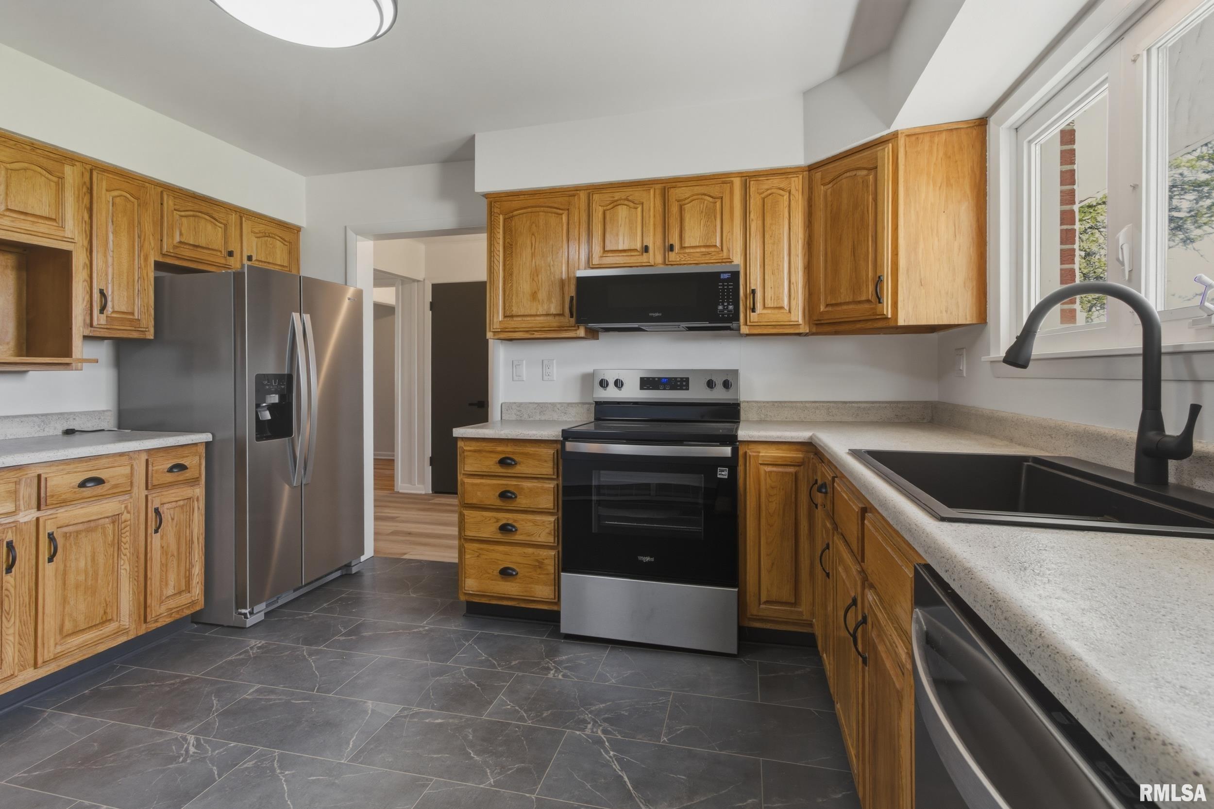15465 Highway 67 Macomb, IL 61455 - Photo 6 of 40