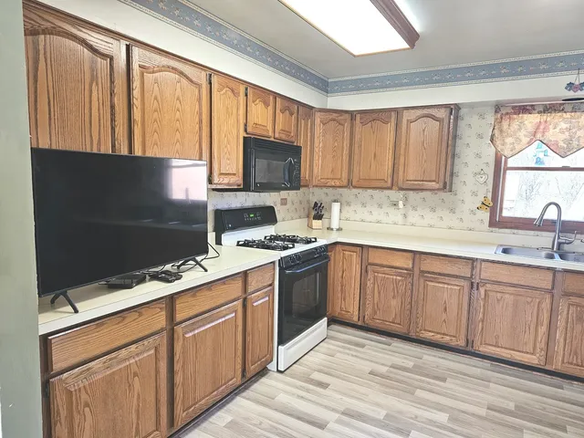 $349,900 | 424 Green View Drive, Park City, IL 60085