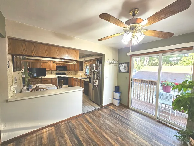 $349,900 | 424 Green View Drive, Park City, IL 60085