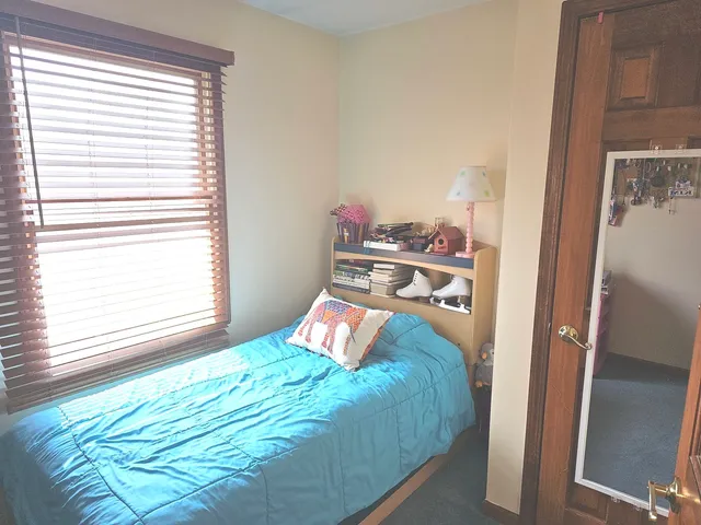 $349,900 | 424 Green View Drive, Park City, IL 60085