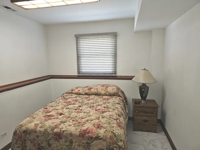 $349,900 | 424 Green View Drive, Park City, IL 60085