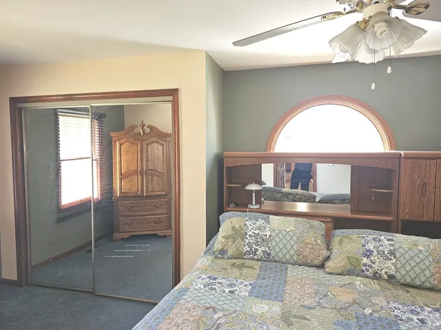 $349,900 | 424 Green View Drive, Park City, IL 60085