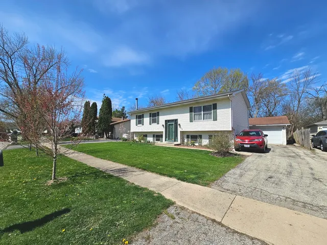 $349,900 | 424 Green View Drive, Park City, IL 60085