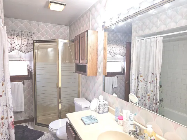 $349,900 | 424 Green View Drive, Park City, IL 60085