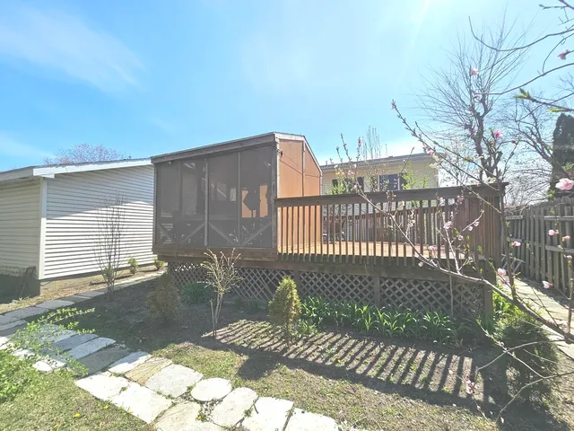 $349,900 | 424 Green View Drive, Park City, IL 60085