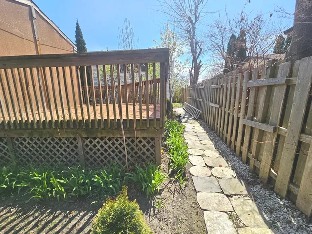 $349,900 | 424 Green View Drive, Park City, IL 60085