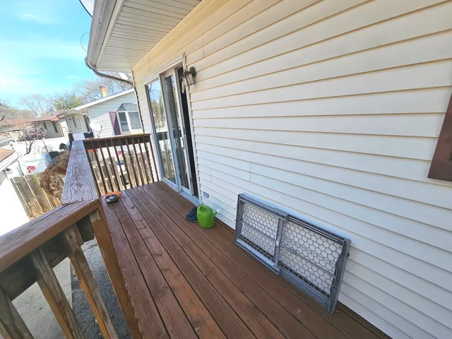 $349,900 | 424 Green View Drive, Park City, IL 60085