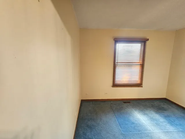 $349,900 | 424 Green View Drive, Park City, IL 60085